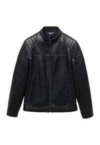 Giacca in finta pelle nera con pannelli trapuntati sulle spalle, chiusura con zip sul davanti, tasche laterali con zip e colletto rialzato.