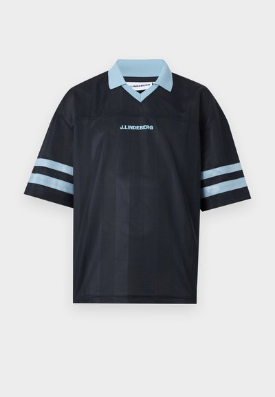 Chemise de sport noire à manches courtes avec col bleu clair, deux bandes bleu clair sur chaque manche, et logo "J. LINDEBERG" sur la poitrine.