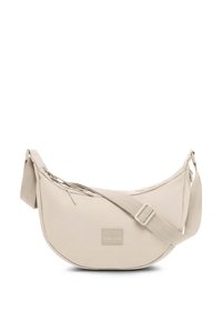 Beigenvärinen kangasolkainlaukku, jossa on kaareva muoto, säädettävä hihna, ylhäältä suljettava vetoketju ja pieni merkitty etiketti etupuolella.