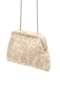 Beige geborduurd clutch tasje met een textuur en een bloemig ontwerp. Voorzien van een kettingband en een gestructureerde vorm.
