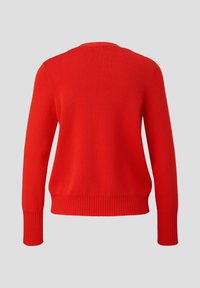 Pull en tricot rouge, encolure ronde, manches longues, poignets et ourlet côtelés, texture lisse, couleur unie, vue de dos affichée.