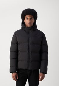 Czarna kurtka puchowa z kapturem, zapinana na zamek, o pikowanej konstrukcji. Gładka tekstura z bocznymi kieszeniami i elastycznymi mankietami zapewniającymi ciasne dopasowanie.