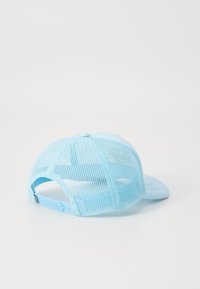 Gaiši zils beisbola cepures modelis, ar cietu priekšpusi un elpojošu sietu aizmuguri, iekļaujot noapaļotu vizu un regulējamu snapback aizdari.