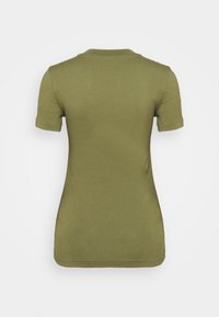 Olijfgroene aansluitende korte mouw t-shirt met ronde hals, van achteren getoond tegen een effen witte achtergrond.