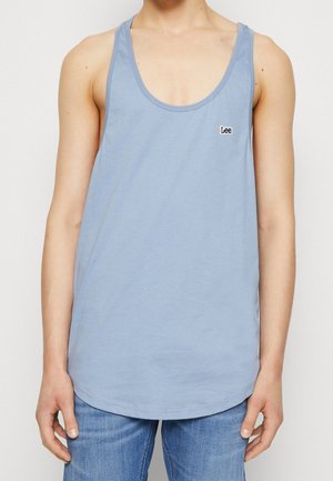Vaaleansininen puuvillainen hihaton paita, jossa on pyöreä kaula-aukko, ei hihoja ja pieni "Lee" -logo vasemmalla puolella rintaa. Sileä rakenne.