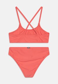 Set bikini corallo con design incrociato sulla schiena. Realizzato in tessuto morbido. Presenta un top bandeau semplice e una parte inferiore a vita alta.