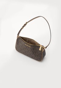 Bruine monogram tas met gouden hardware, een ritsluiting en een afneembare schouderriem. Beschikt over een gladde, gestructureerde stof.