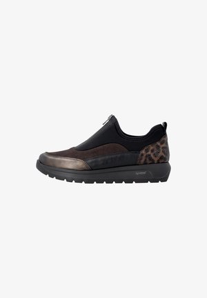 Zwarte slip-on sneaker met bruine suède, metalen voorkant, luipaardprint op de hiel en dikke zwarte zool met profiel.