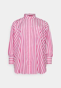Button-up skjorte i lyserød og hvid lodret strib. Har krave, lange ærmer med manchetter og en enkelt lomme på forsiden.
