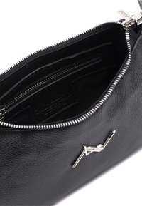 Borsa in pelle nera con finitura testurizzata, zip argento e un accento logo discreto. L'interno presenta tasche con zip e tasche a scomparsa.