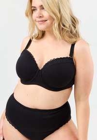 Svart bh och högmidjad trosuppsättning. Slät tyg med scallopdetaljer. Strukturerade kupor och justerbara band för stöd.
