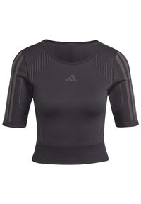 Černý sportovní crop top s krátkým rukávem, zdobený texturovanými síťovinovými panely a jemnými vertikálními pruhy na rukávech, vyrobený z elastického materiálu.