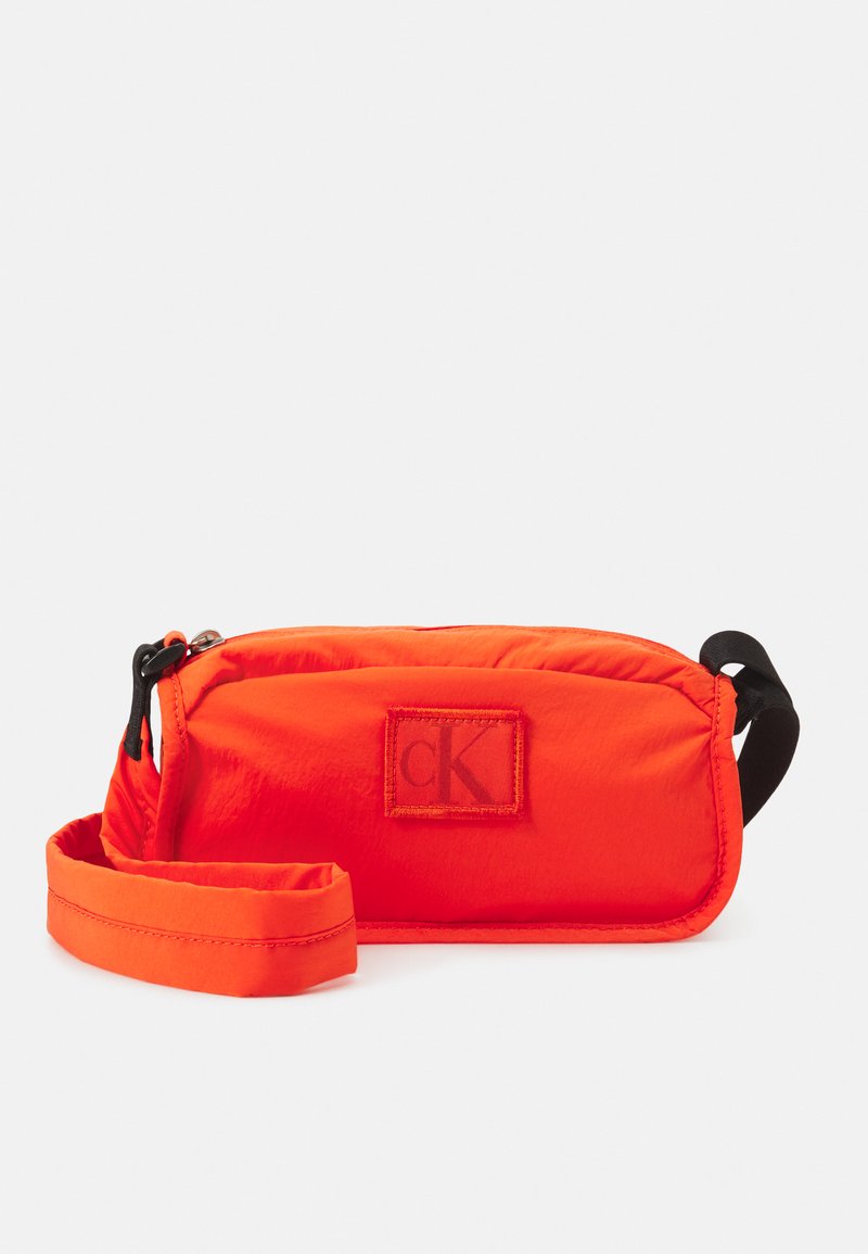 Calvin Klein Jeans CITY CAMERA BAG Taška s příčným popruhem coral orange/korálová Zalando.cz