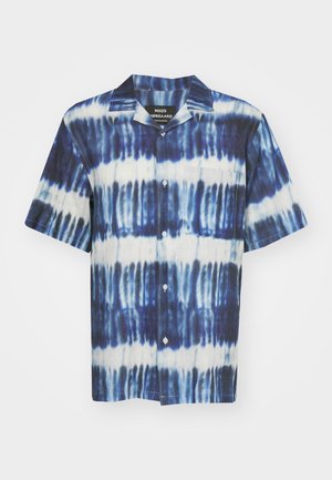 Lühikese varrukaga särk, millel on sinine ja valge batik mustriga, valmistatud sujuva tekstuuriga kangast ning ühe rinnakotiga.