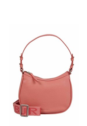 Sac à main en cuir rose à forme incurvée, avec bandoulière réglable à boucle et tirette de fermeture éclair visible sur le dessus.