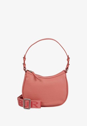 Sac à main en cuir rose à forme incurvée, avec bandoulière réglable à boucle et tirette de fermeture éclair visible sur le dessus.