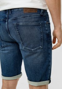 s.Oliver MAURO: BERMUDA MIT GERADEM BEIN - Short en jean - blau