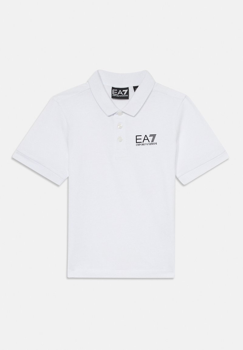 Balta polo marškinėliai su trumpomis rankovėmis, klasikinis apykaklė, trijų mygtukų užsegimas ir juodas EA7 Emporio Armani logotipas kairėje krūtinės pusėje.