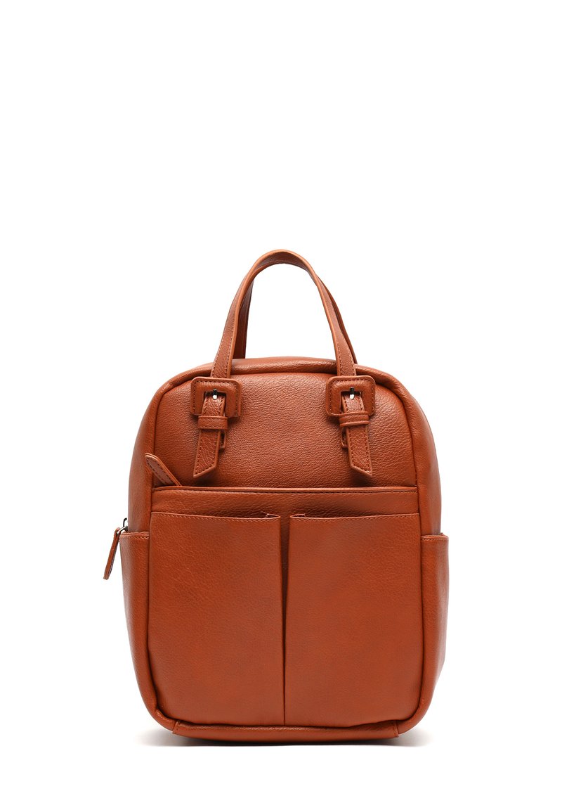 Sac à dos en cuir marron avec des bretelles ajustables, deux poches avant et une texture lisse. Dispose de quincaillerie robuste et d'un design minimaliste.