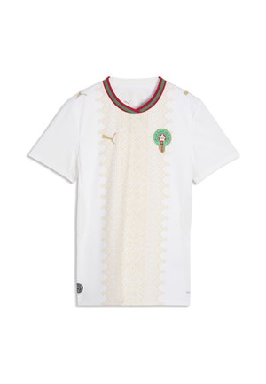 Wit voetbalshirt met lichtbeige verticale geometrische patronen, rode en groene kraag, gouden Puma-logo's en het embleem van het Marokkaanse voetbalteam op de borst.