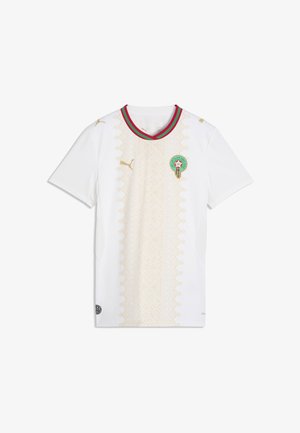 Wit voetbalshirt met lichtbeige verticale geometrische patronen, rode en groene kraag, gouden Puma-logo's en het embleem van het Marokkaanse voetbalteam op de borst.