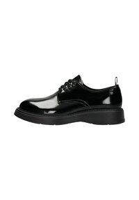 Scarpa in pelle verniciata nera con punta rotonda, design con lacci e suola larga in gomma nera. Presenta cuciture lungo la suola e un'etichetta a forma di anello sul retro.