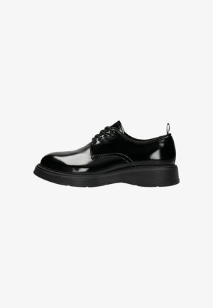 Schwarz lackierte Lederschuhe mit runder Zehenform, Schnürdesign und breiter schwarzer Gummisohle. Verfügt über eine Naht entlang der Sohle und eine Schlaufe am hinteren Teil.