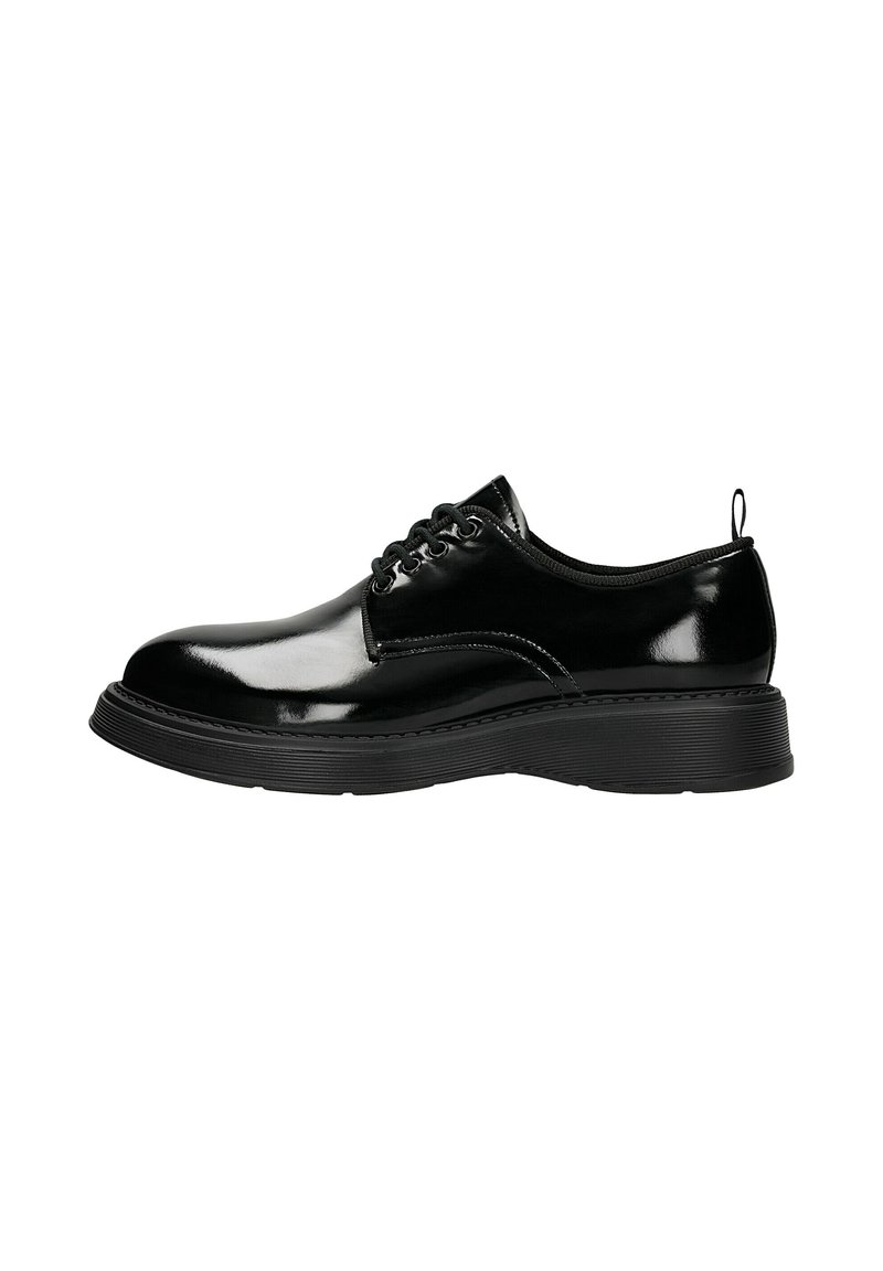 Scarpa in pelle verniciata nera con punta rotonda, design con lacci e suola larga in gomma nera. Presenta cuciture lungo la suola e un'etichetta a forma di anello sul retro.