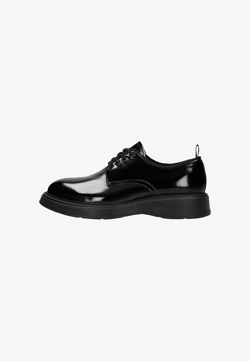Scarpa in pelle verniciata nera con punta rotonda, design con lacci e suola larga in gomma nera. Presenta cuciture lungo la suola e un'etichetta a forma di anello sul retro.