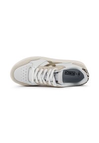 Sneaker in pelle bianca con accenti in suede beige, logo dorato sul lato, perforazioni sulla punta e una stampa animale testurizzata sul tallone.