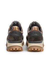 Une paire de baskets texturées marron et bronze avec des semelles épaisses beiges et en gomme, vues de l'arrière sur fond blanc.