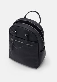 Zaino in pelle nera con doppia cerniera, tasca frontale con zip, spallacci regolabili e maniglia superiore per un facile trasporto.