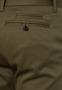 KIOMI Chino kalhoty - olive