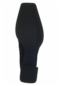 Suola di scarpa in gomma nera con un motivo testurizzato e design curvato, caratterizzata da un tacco rialzato e bordi lisci per la stabilità.