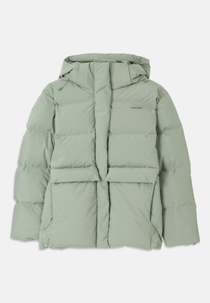 Chaqueta de plumas verde claro con capucha, que presenta un cierre de cremallera, dos bolsillos frontales y un diseño acolchado. Acabado suave y mate.