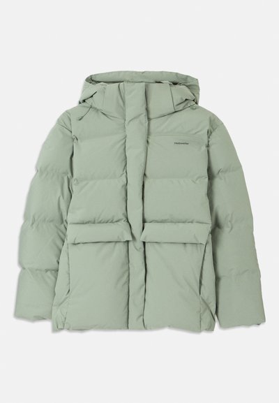 Svetlozeleni puhovka s kapuco, z zipperskim zapiranjem, dvema sprednjima žepoma in prešitimi detajli. Gladek, mat zaključek.