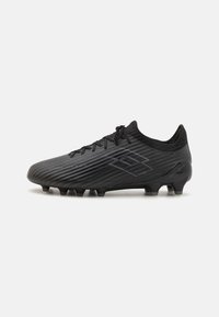 Botas de fútbol negras con una superficie texturizada, que presentan un diseño aerodinámico, cordones en la parte delantera y seis tacos moldeados para tracción.