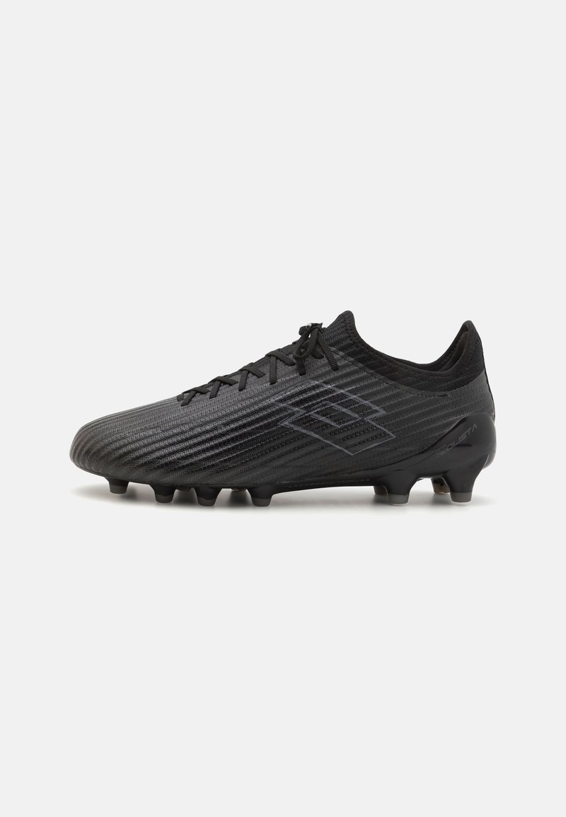 Botas de fútbol negras con una superficie texturizada, que presentan un diseño aerodinámico, cordones en la parte delantera y seis tacos moldeados para tracción.