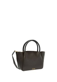 Borsa a mano in pelle marrone con doppi manici rotondi, chiusura a zip e logo frontale. Finitura strutturata con una forma rigida e tracolla removibile.