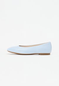 Ballerines en cuir bleu clair à bout arrondi et au design minimaliste. Présentent une semelle plate et une texture lisse. Aucun matériel ou motif visible.