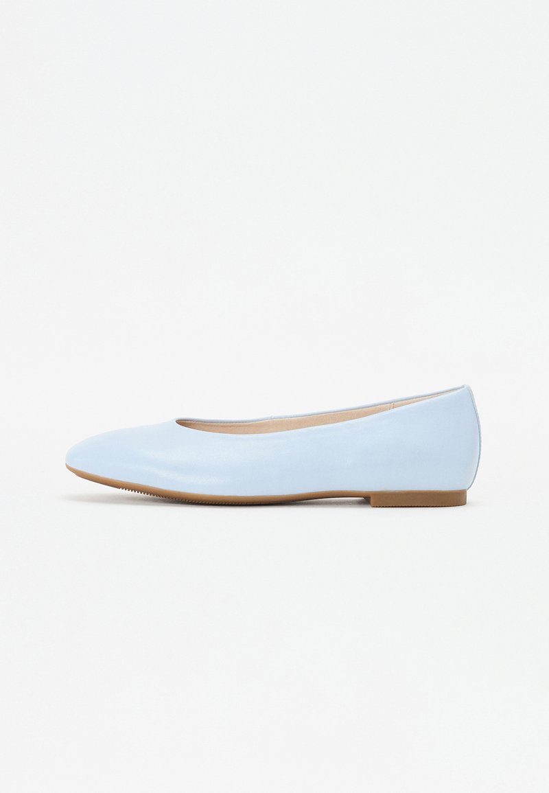 Ballerines en cuir bleu clair à bout arrondi et au design minimaliste. Présentent une semelle plate et une texture lisse. Aucun matériel ou motif visible.
