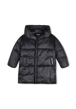 Doudoune noire brillante avec grand col, sections rembourrées et deux poches avant, dont une avec une étiquette de logo blanche visible.