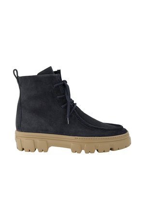 Botte en suede marine à la cheville avec un bout rond et une semelle en caoutchouc beige contrastant, dotée d'un laçage et d'une languette pour un enfilage facile.