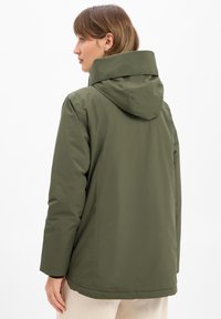 Olivgrüne Jacke mit Kapuze und glatter, matter Oberfläche, ausgestattet mit hohem Kragen und langen Ärmeln, entworfen für leichte Wärme und Schutz.