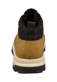 Braune Wildlederstiefel mit einem dunklen Stoffkragen, strukturiertem Innenfutter, Ziehhilfe am Hinterteil und einer robusten schwarzen Gummisohle für Trittfestigkeit.