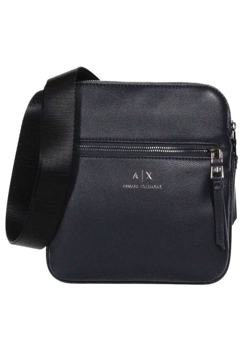 Borsa a tracolla in pelle nera con tasca frontale con zip, tracolla regolabile e dettaglio del logo metallico. Texture liscia con linee pulite.
