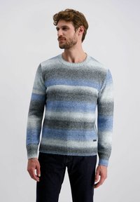 Gebreid sweater met horizontale strepen in verschillende tinten blauw, grijs en wit. Ronde halslijn en geribde manchetten en zoom.