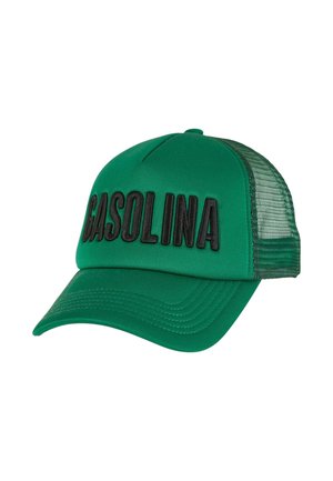 Gorra verde con visera curvada, que cuenta con una parte trasera de malla texturizada y "GASOLINA" bordado en negro en la parte delantera.