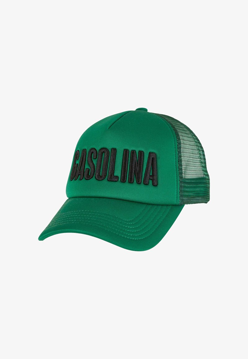 Grønn caps med buet skjerm, med en teksturert mesh bak og "GASOLINA" brodert i svart på forsiden.