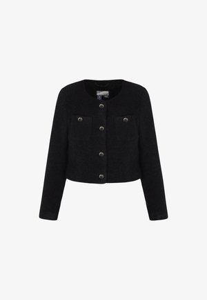 Zwarte cropped jack gemaakt van textuurstof, met een ronde halslijn, lange mouwen en twee voorkeuzepockets met zilveren drukknoopsluitingen.